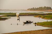 Local people traveling in wooden boats on the Bani River in Mopti in Mali, West Africa. [UIG110170939]