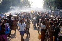 1994 - Rwandans at the Kitali refugee camp in Goma, Zaire.  The refugees came to Goma after a civil war erupted in their country.  In need for food and water at the camps, the US military flew in vital water purification equipment and relief cargos to hel [UIG110171030]
