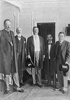 WAR RUSSO-GIAPPONESE plenipotentiary for the peace the hosts of Theodore Roosevelt on the “Mayflower”. From left: De Witte (Russia), Rosen (Russia), Roosewelt (U.S.A.), Komura (Japan), Takahira (Japan). 5 August 1905. [UIG110171070]