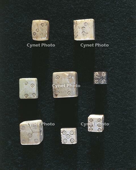 Game objects made from ivory, dice, From Volubilis (Morocco) [UIG110170910]