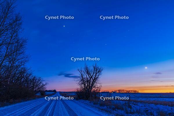 Three-Planet Line-Up in Evening Twilight [UIG110170926]
