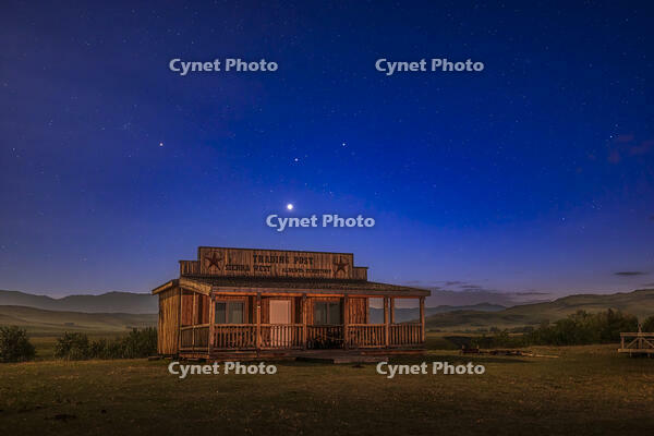 Sierra Cabin Under Stars [UIG110170928]