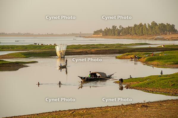 Local people traveling in wooden boats on the Bani River in Mopti in Mali, West Africa. [UIG110170939]
