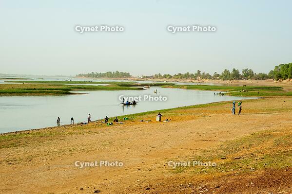 People in wooden canoes on the Bani River in Mopti in Mali, West Africa. [UIG110170940]