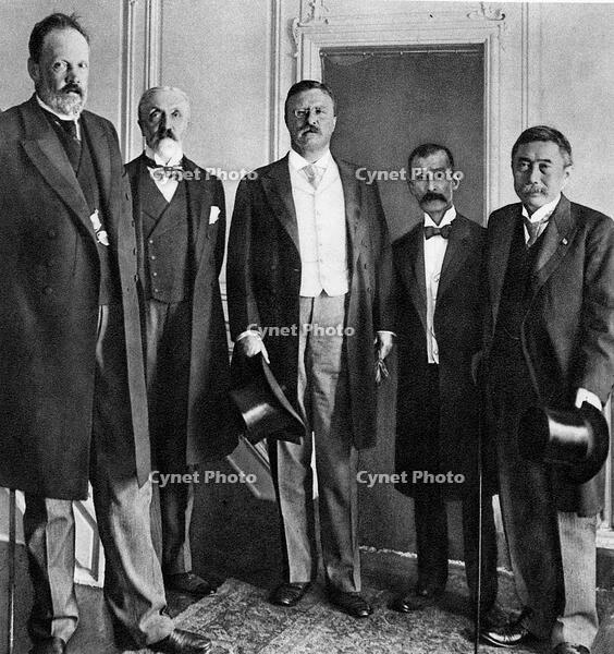 Russo-Japanese War 1904-1905: Treaty of Portsmouth. Count de Witte, Baron Rosen and American Secretary of State Pierce landing at the New York Yacht Club. [UIG110170963]