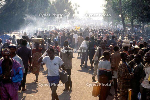 1994 - Rwandans at the Kitali refugee camp in Goma, Zaire.  The refugees came to Goma after a civil war erupted in their country.  In need for food and water at the camps, the US military flew in vital water purification equipment and relief cargos to hel [UIG110171030]