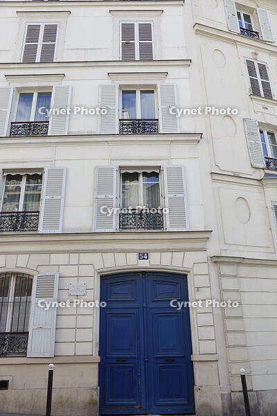 No.54 Rue Lepic Home of artist Vincent Van Gogh and his brother Theo, Paris, France [UIG110171050]