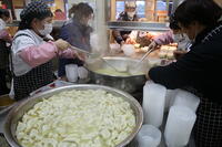 The warmest New Year's Eve dinner in Danyang, Jiangsu Province was held here. More than 500 doctors and patients ate dumplings together to celebrate New Year's Eve. [IMC111460055]