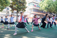 A primary school in Tonglu, Zhejiang Province, has introduced martial arts classes to improve students' self-defense skills. [IMC111460082]