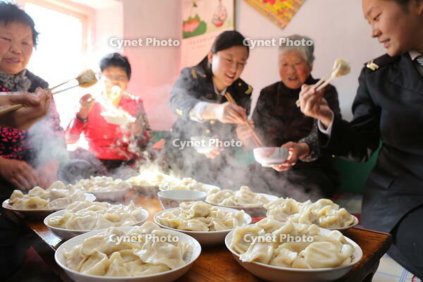Qingdao: Making dumplings with lonely elderly people to celebrate New Year [IMC111460053]