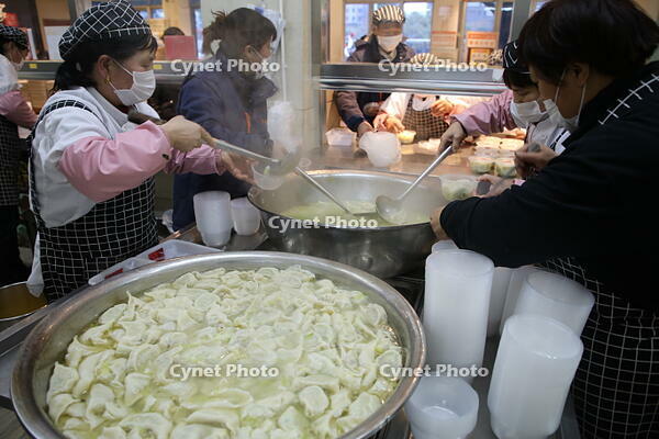 The warmest New Year's Eve dinner in Danyang, Jiangsu Province was held here. More than 500 doctors and patients ate dumplings together to celebrate New Year's Eve. [IMC111460055]