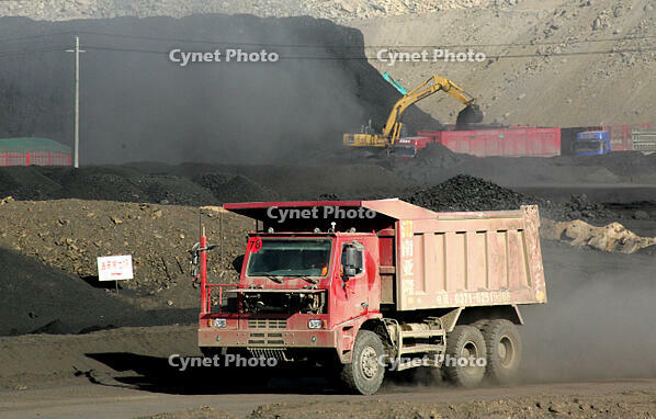 Xinjiang: Gobi coal mining ensures transportation to the east [IMC111460060]