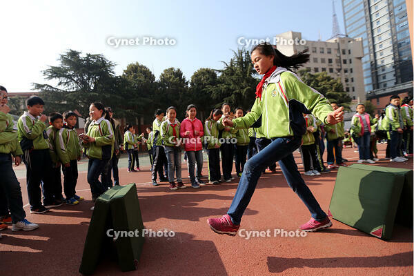  Huaibei, Anhui: Featured sports education is booming; fun sports competitions are popular on campus. [IMC111460078]