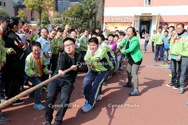  Huaibei, Anhui: Featured sports education is booming; fun sports competitions are popular on campus. [IMC111460080]