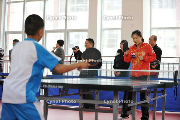 The national women's table tennis team visited the Second Primary School in Heyuan City to conduct table tennis instruction activities. [IMC111460084]