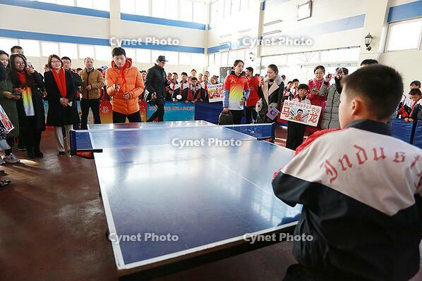 Olympic champion Ma Long visited Liangzou Primary School in Zouping, Shandong Province, to interact with students and teach them his skills. [IMC111460093]