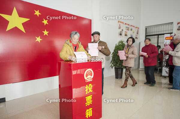 On election day for the People's Congress representatives in Wucheng District, Jinhua, Zhejiang Province, citizens flocked to community polling stations to cast their votes. [IMC111460095]