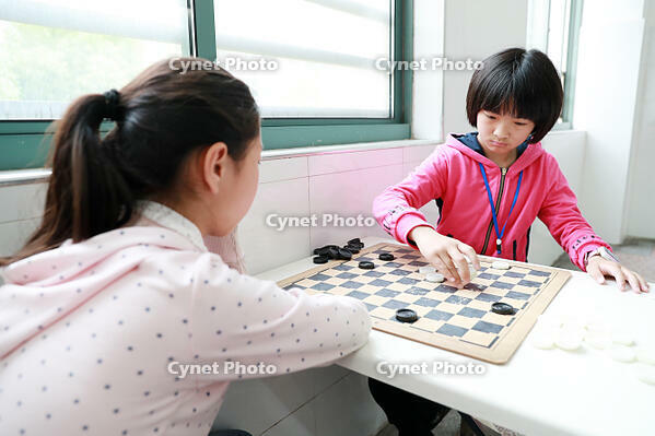 A thousand young chess players compete in an intellectual sports meet [IMC111460099]