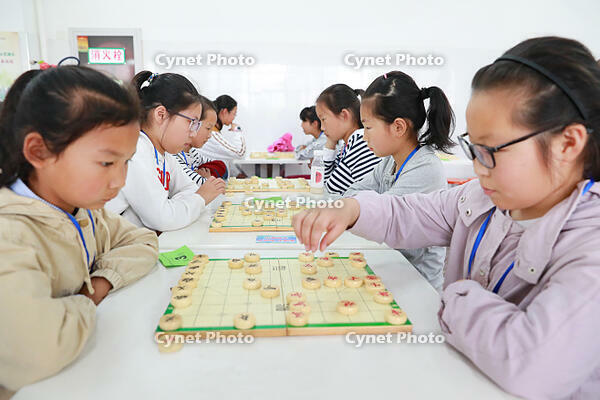 A thousand young chess players compete in an intellectual sports meet [IMC111460100]