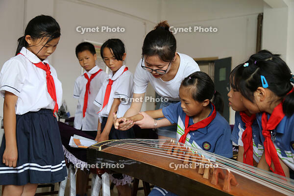 Yichun, Jiangxi: 100 children from mountainous areas visit university [IMC111460102]