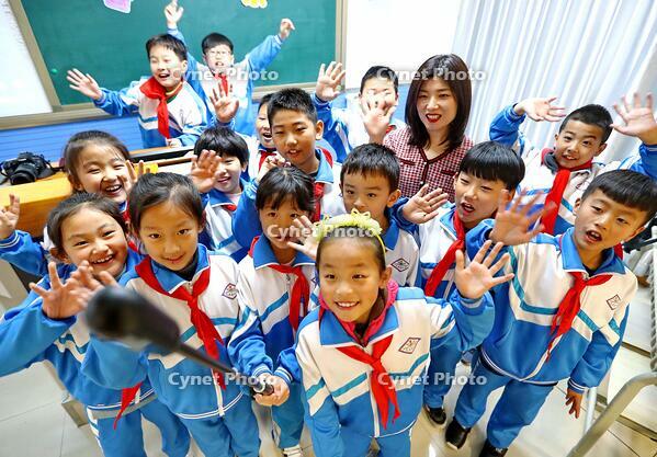 Qinhuangdao, Hebei: Experiencing Young Reporters Sending Holiday Blessings [IMC111460110]