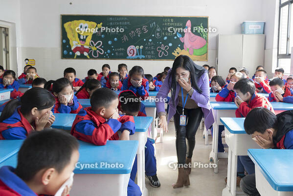 Renhuai, Guizhou: Fire Safety Lesson in a Themed Class Meeting [IMC111460111]