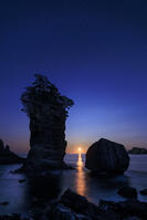 満月昇る三王岩 [NHI110041638]
