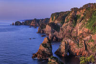 朝日に照らされた北山崎 [NHI110041647]