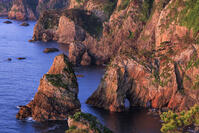 朝日に照らされた北山崎 [NHI110041648]