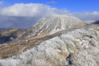 雪化粧した沓掛山から望む三俣山 [NHI110042026]