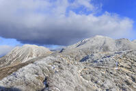 雪化粧した沓掛山から望む三俣山 [NHI110042027]