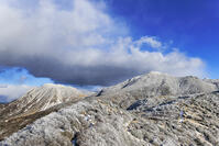 雪化粧した沓掛山から望む三俣山 [NHI110042028]