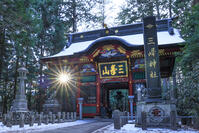 三峯神社の隋神門 [NHI110042724]