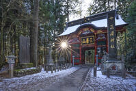 三峯神社の隋神門 [NHI110042727]