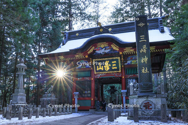 三峯神社の隋神門 [NHI110042724]