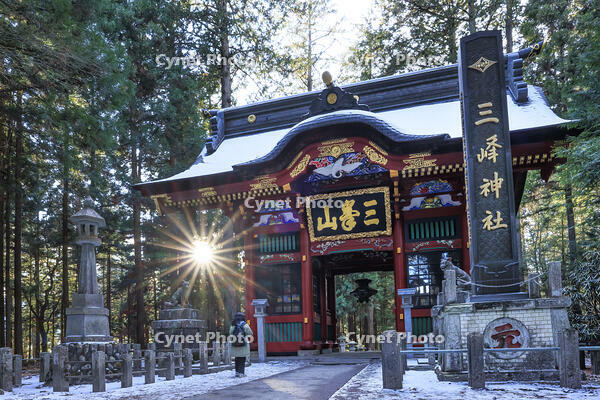 三峯神社の隋神門 [NHI110042726]
