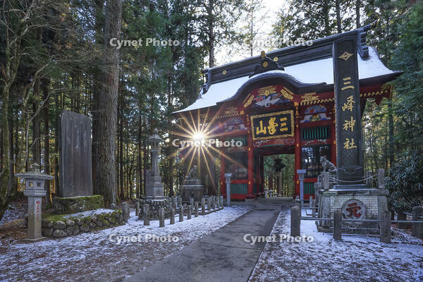 三峯神社の隋神門 [NHI110042727]