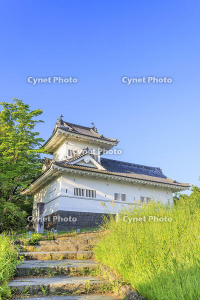 朝日に照らされた仙台城の大手門脇櫓 [NHI110043492]