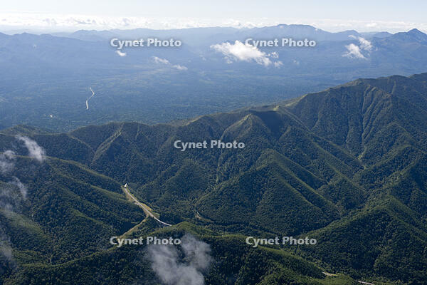 三国峠三国トンネルから石狩山系 [TSU110011611]