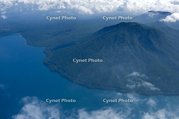 支笏湖と風不死岳 [TSU110011673]