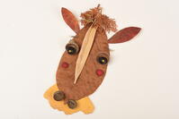 落ち葉遊び　ウマ [XJU110005156]