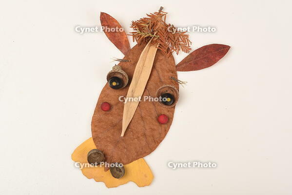 落ち葉遊び　ウマ [XJU110005156]