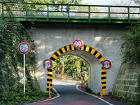 狭いトンネル [XLH110003497]