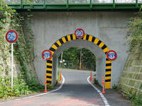 狭いトンネル [XLH110003543]