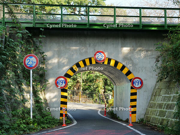 狭いトンネル [XLH110003497]