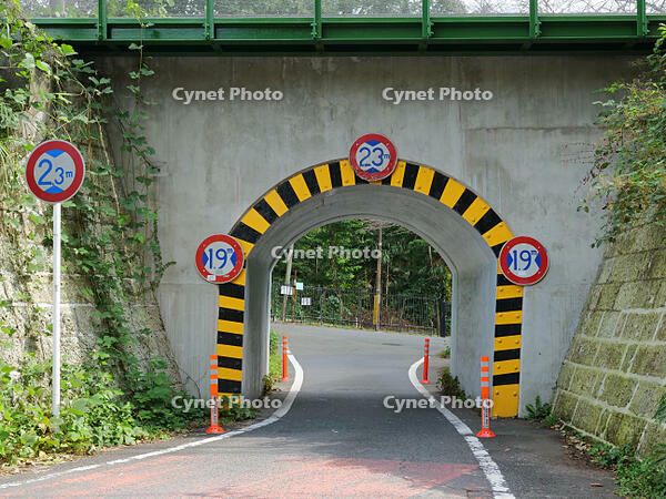 狭いトンネル [XLH110003543]