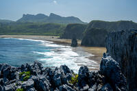 辺戸岬から見た天然岩と宇佐浜 [XLN110000021]