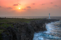 夕景の残波岬と灯台 [XLN110000022]