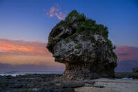 早朝のぐしちゃん浜の岩　サンゴ礁に囲まれた浅瀬 [XLN110000025]