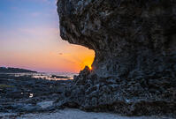 ぐしちゃん浜の岩と朝日　サンゴ礁に囲まれた浅瀬 [XLN110000026]